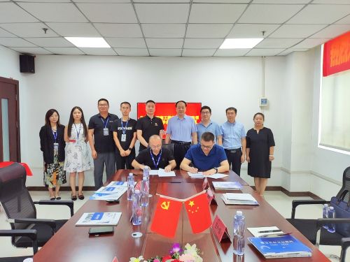 簽約現(xiàn)場合影